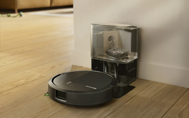 Roomba combo autoempty black photo insitu docked x baafeecdffeeca
